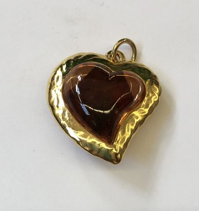 null YVES SAINT LAURENT

Pendentif Coeur vintage en métal doré à décor serti d'une...