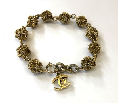 CHANEL

Bracelet vintage en métal doré à...