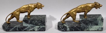 null PAIRE DE SERRE-LIVRES composés d'un lion en bronze à patine doré sur base en...