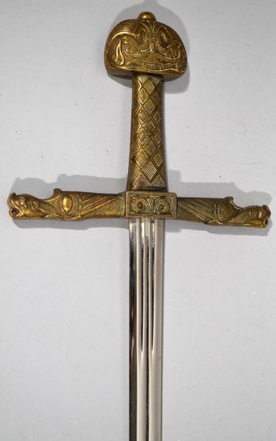 null Reproduction de l'épée de CHARLEMAGNE dite "Joyeuse" en métal et bronze à patine...