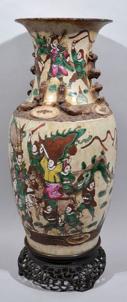 null CHINE, Nankin

Vase en grès émaillé à décor polychrome de guerriers.

(Usures,...