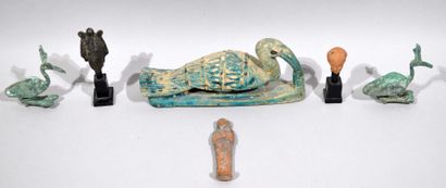 null EGYPTE

Lot comprenant un ibis en faïence turquoise de style Antique, un tête...