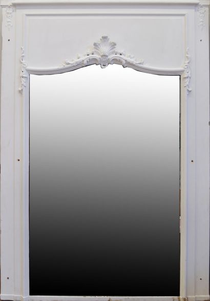 null Important TRUMEAU en bois laqué blanc, à fond de miroir surmonté d'un fronton...