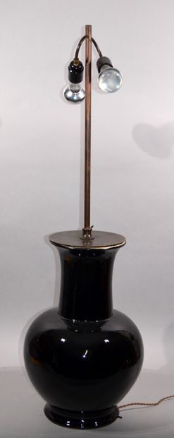 null Jean ROGER (XXe siècle). 

Pied de lampe balustre en céramique noir avec abat-jour...