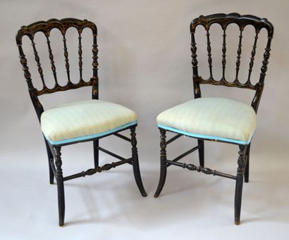 null Réunion de deux paires de chaises une paire de style Louis XVI et une paire...
