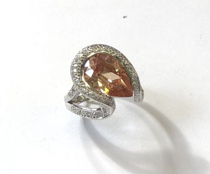 null BAGUE en argent sertie d'une pierre orange taille poire.

TDD : 57

Poids brut...