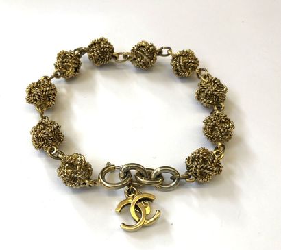 null CHANEL

Bracelet vintage en métal doré à décor de dix boules ornées de chaînes...