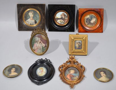 null Lot de 9 miniatures modernes représentant des portraits et paysages.