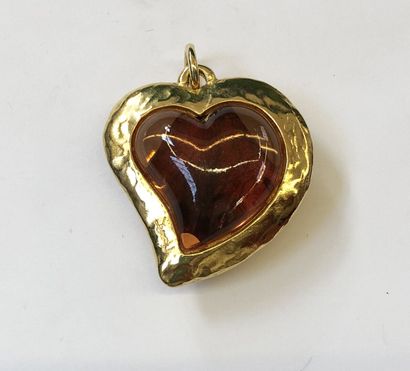 null YVES SAINT LAURENT

Pendentif Coeur vintage en métal doré à décor serti d'une...