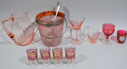 null Parties de services de verres rose comprenant une suite de 7 verres à pied,...