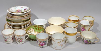 null Réunion de 14 tasses et sous tasse en porcelaine à décors de fleurs et doré...