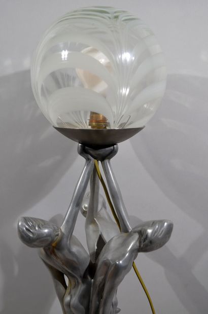 null LAMPE à fût formé de trois femmes en composition chromée supportant un globe...