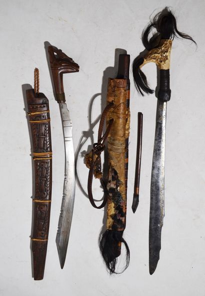 null DAYAK, Bornéo

Réunion de 4 sabres dits "Jimpul", l'un à lame à décor doré manche...