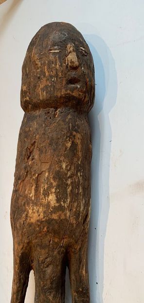 null AFRIQUE.

POTEAU RITUEL anthropomorphe en bois sculpté à patine crouteuse et...