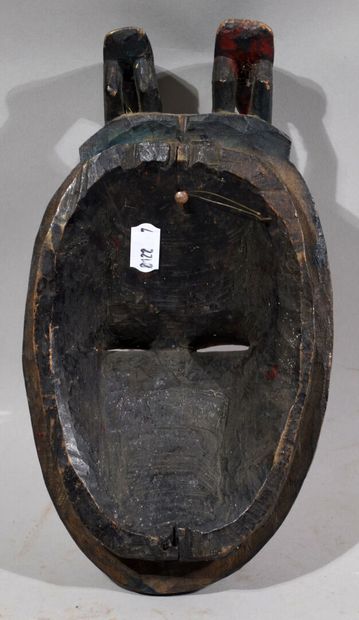 null AFRIQUE - COTE D'IVOIRE

Masque d'homme sculpté en bois laqué rouge et noir...
