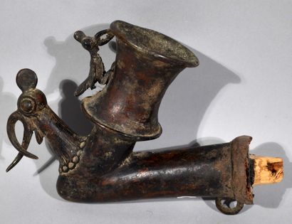 null AFRIQUE

Fourneau de pipe en bronze à la cire perdue. La pipe à décor d'oiseaux...