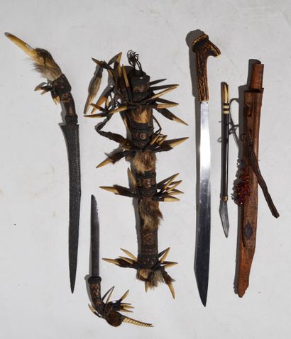 null DAYAK, Bornéo

Réunion de 4 sabres dits "Jimpul", l'un à lame à décor doré manche...