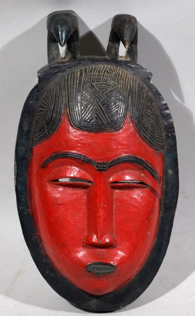 null AFRIQUE - COTE D'IVOIRE

Masque d'homme sculpté en bois laqué rouge et noir...