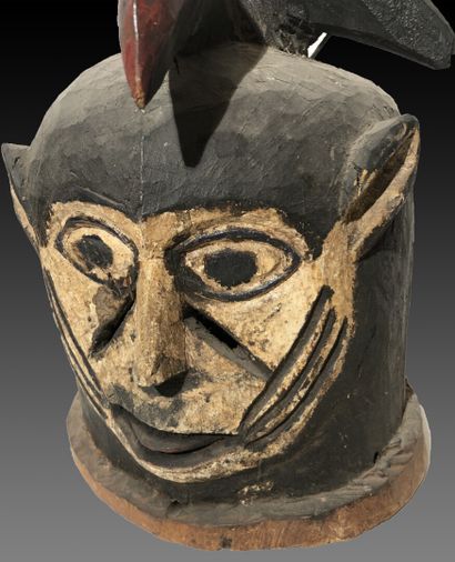 null AFRIQUE

Masque heaume en bois polychrome représentant un visage avec corne.

(Accidents...