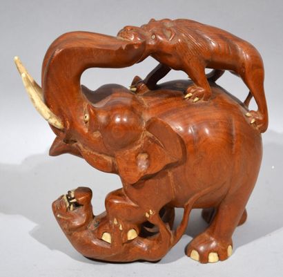 null Réunion de groupe en bois sculpté représentant des éléphants et son éléphanteau,...
