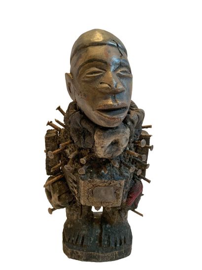 null CONGO.

FETICHE A CLOUS type Nkisi Nkonde en bois sculpté à clous et cases à...