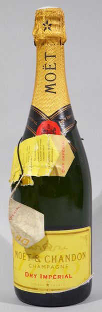 Une bouteille de MOET ET CHANDON 1986 (usures...