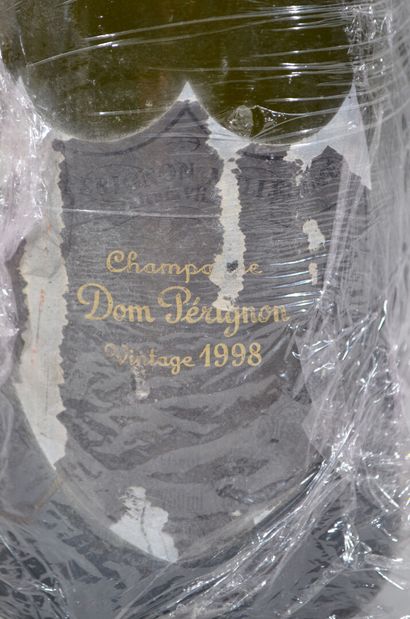 null 1 bouteille de DOM PERIGNON brut Vintage 1998

(Étiquette déchirée)