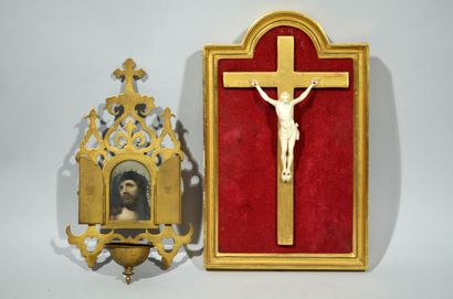 null Lot comprenant un bénitier en laiton et un crucifix

Hauteur max : 28 cm