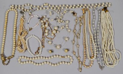 Lot de bijoux en perles fantaisies comprenant...