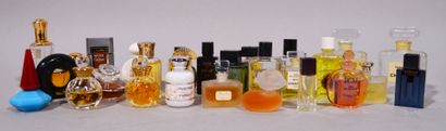 Lot de 30 miniatures de parfum dont CHANEL,...