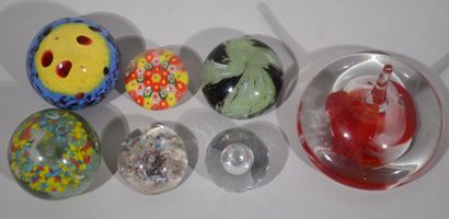 null Collection de 6 sulfures faisant presse-papier en cristal et verre à décor polychrome...