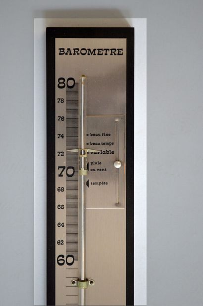 null BAROMETRE-THERMOMETRE en bois laqué noir et aluminium.

92 x 10 cm