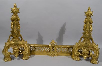 null PAIRE DE CHENETS et BARRE DE CHEMINEE en bonze doré à décor de mufles de lion.

XIXème...