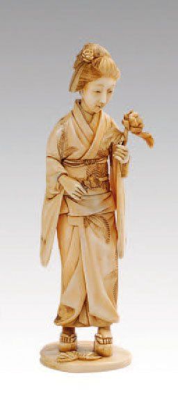 null OKIMONOS en ivoire Japon XIXe siècle : Jeune femme aux roses signé MASAKAZU....
