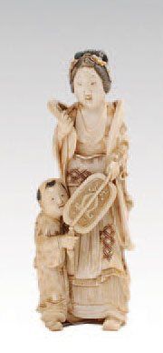 null OKIMONOS en ivoire Japon XIXe siècle: Jeune femme et enfant signé YUKINOBU....