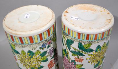 null Paire de VASES ROULEAUX en porcelaine à décor polychrome de chrysanthèmes sur...