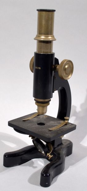 null VION

Microscope de laboratoire en métal noir et laiton - Grossissement x 10

Marqué...