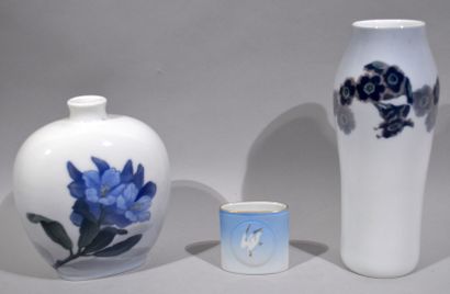 null ROYAL COPENHAGUE - Danemark

Réunion de trois vases en porcelaine polychrome...