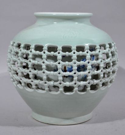 null CHINE, XXe 

Vase boule en porcelaine à double panse, une a décor de caractères...