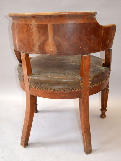 null FAUTEUIL de bureau en bois sculpté, consoles d'accotoir en dos de dauphin, piétement...