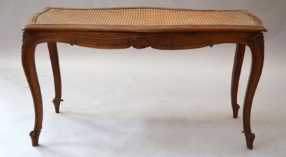 null TABOURET en bois sculpté à assise cannée, piétement cambré.

Style Louis XV.

52...