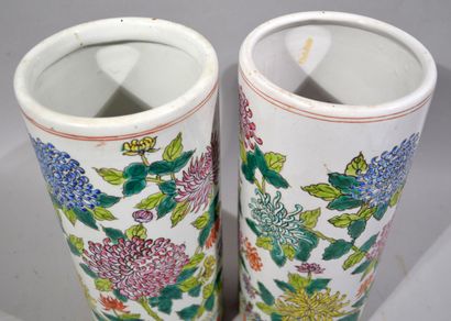 null Paire de VASES ROULEAUX en porcelaine à décor polychrome de chrysanthèmes sur...