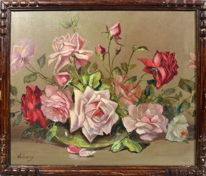 null LEVY (XXe)

"Vase de roses anciennes sur un entablement"

Huile sur toile signée...
