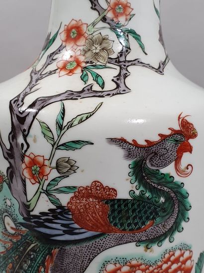 null Important VASE BALUSTRE en porcelaine famille verte à décor de deux phoenix...
