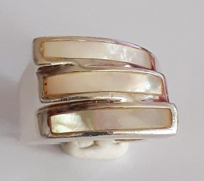 null BAGUE en argent sertie de plaquettes de nacre.

TDD : 56

Poids brut : 11 g