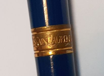 null YVES SAINT LAURENT

Stylo bille en laque bleu avec anneaux en métal doré

Signé

(quelques...