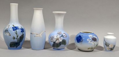 null ROYAL COPENHAGUE - Danemark

Réunion de cinq vases en porcelaine polychrome...