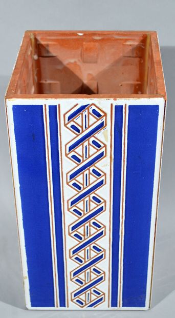 null VASE en carreaux de céramique à décor géométrique bleu et blanc.

XXe siècle.

(quelques...