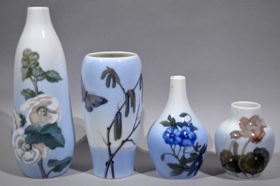 null ROYAL COPENHAGUE - Danemark

Réunion de quatre vases en porcelaine polychrome...