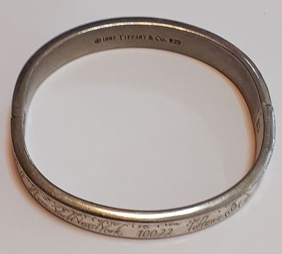 null TIFFANY - Bracelet rigide en argent massif 925/00 à décor d'écritures et de...